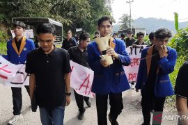Mahasiswa UIN Mahmud Yunus Batusangkar gelar aksi simbolik protes jalan provinsi berlubang