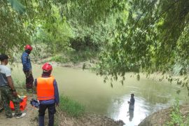 Polisi evakuasi dua bocah tenggelam di Sungai Pacal Bojonegoro