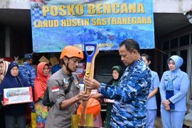 TNI AU distribusikan bantuan bagi korban longsor Cisarua