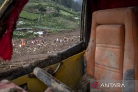 Hari keenam pencarian korban bencana tanah longsor di Cisarua