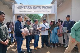 Kemenhut bantu perlengkapan ibadah bagi penyintas bencana di huntara Agam