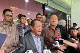 Menteri Bahlil: Proyek baterai konsorsium Huayou dukung 100 GW PLTS