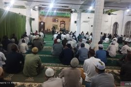 Masyarakat Desa Airbara Bangka Selatan antusias dengarkan ceramah Ustaz Ucay