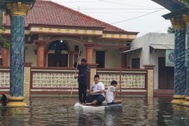 Kampung Tambun Sungai Angke Bekasi masih terjebak banjir setinggi 80 cm hingga1,5 meter