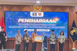 Capai 100 persen Posbakum, Bupati Tabalong terima penghargaan Menhum