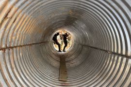 Prajurit TNI kerja keras buka akses jalan ke desa terisolir di Tukka