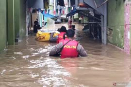 Luapan Kali Ciliwung rendam 38 RT di Jakarta Timur hingga tiga meter