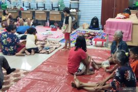 Ratusan warga Kebon Pala mengungsi imbas banjir dua meter lebih