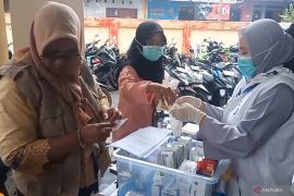 Pengungsi banjir di Bidara Cina mulai diserang batuk dan gatal-gatal