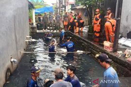 Cegah banjir, Pemkot Jakut angkut seribu karung lumpur di Kali Betik