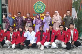 UMPR dan UM Sampit kolaborasi praktikum sains dasar di laboratorium FAPERTAHUT