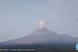 Gunung Semeru Jatim tiga kali erupsi dengan letusan tinggi