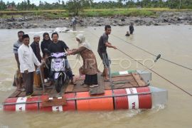 Rakit penyeberangan warga di Padang Pariaman
