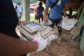 Pembersihan rumah warga dari lumpur di Padang Pariaman Page 3 Small