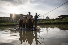 Warga gunakan rakit akibat jembatan ambrol diterjang banjir di Semarang