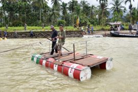Rakit penyeberangan warga di Padang Pariaman Page 3 Small