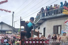 Warga lereng Sumbing menggelar tradisi srobong gobang