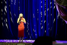 Dee Lestari membuka Musikal Perahu Kertas dengan lagu ikonik ciptaannya