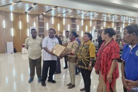 Pemprov PBD bantu 50 unit laptop untuk 10 sekolah di Kabupaten Sorong