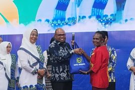 Kota Sorong dan BKMT salurkan makanan tambahan kepada kader posyandu