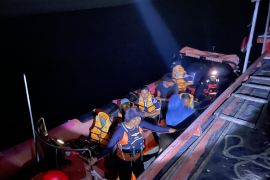 Tim SAR evakuasi 15 penumpang KM-Babasal Star mati mesin di Banggai Laut