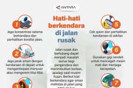 Hati-hati berkendara di jalan rusak