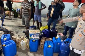 700 liter sopi ilegal diamankan Polda Maluku di Pelabuhan Ambon