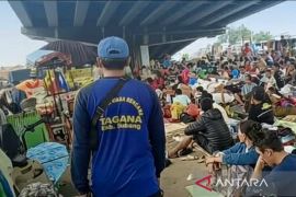 Banjir Subang akibatkan warga mengungsi di kolong jembatan
