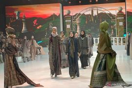 Koleksi busana \"Imperial Reverie\"  jelang Lebaran ala Zaskia Sungkar