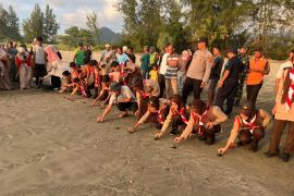 Kelompok konservasi lepas 90 anak penyu di pantai Blangmee Aceh