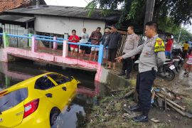 Polres Karawang tangani kecelakaan yang melibatkan anggota polisi