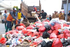 Kota Singkawang sanksi warga yang buang sampah sembarangan