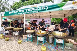 Baznas DKI beri 10 ribu paket makanan bagi penyintas banjir di Jaktim