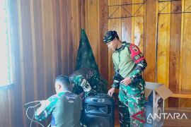 Satgas Yonif 511 beri pengeras suara bagi pelayanan gereja di Malagai