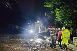 BPBD Trenggalek kerahkan alat berat atasi longsor jalur Bandung-Prigi