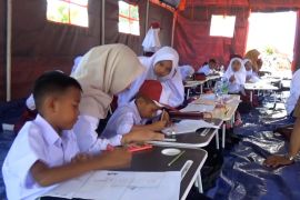 Hari pertama sekolah, ratusan siswa SD di Garoga belajar di tenda