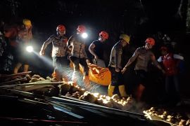 Tim SAR evakuasi seluruh korban longsor proyek mini soccer Jatinangor