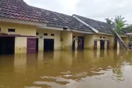 Air terus naik, warga Kabupaten Tangerang bertahan di pengungsian