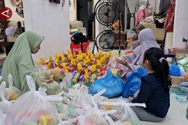 Emak-emak  Lhokseumawe jadi relawan bantu korban bencana banjir