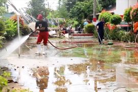 Banjir surut, warga dan Pemkot Tangerang lakukan bersih-bersih