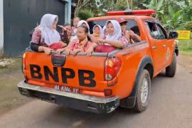 Jalanan putus karena longsor, BPBD Temanggung antar jemput siswa SD