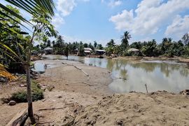Mitigasi abrasi, warga Kuala Cangkoy timbun tanggul secara swadaya