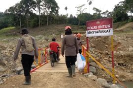 Polda Sumbar bangun empat jembatan kayu di Agam