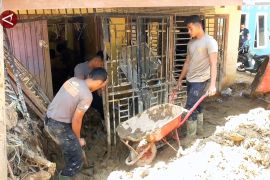Polda Sumut bantu warga Tapanuli Tengah bersihkan sisa material lumpur