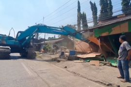 Satpol PP Cilegon bongkar 124 bangunan liar pemicu banjir