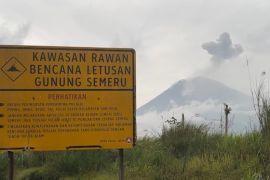 Gunung Semeru kembali luncurkan awan panas sejauh 5 Km