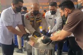 Polda Riau musnahkan 29 kg sabu & 46.000 ektasi jaringan internasional