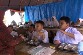 Siswa di lokasi pengungsian Salareh Aia Sumbar mulai terima MBG