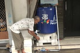 PKK dan PAM Jaya bagikan 100 tandon air gratis untuk warga Pada Mulya