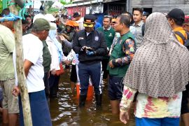 Wali Kota Yamin terjang banjir bagikan sembako untuk warga Banjarmasin